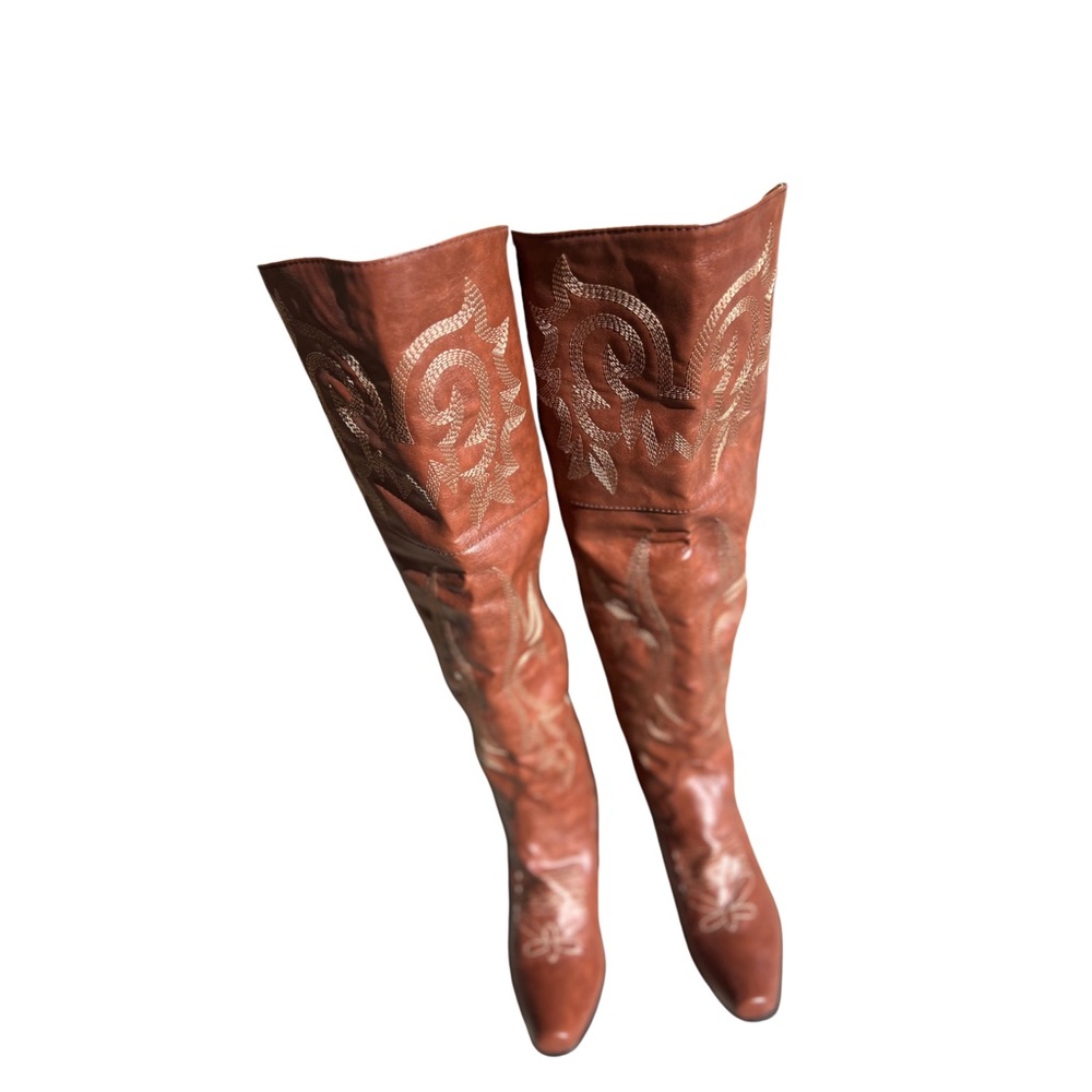 Women’s boot; thigh high ; size 8.